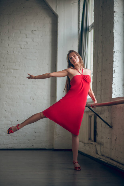 Γυναίκα με αυτοπεποίθηση κάνει ένα κομψό χορευτικό κίνημα - Φωτογραφία, εικόνα