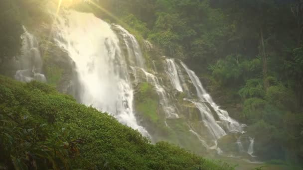 Καταρράκτης Wachirathan, μεγάλος και όμορφος, στη μέση ενός βαθιού δάσους στο Doi Inthanon, Chiang Mai, Ταϊλάνδη - Πλάνα, βίντεο