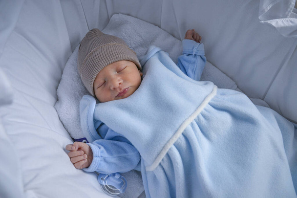 Az újszülött kisfiú alszik. Kiváló minőségű fénykép - Fotó, kép