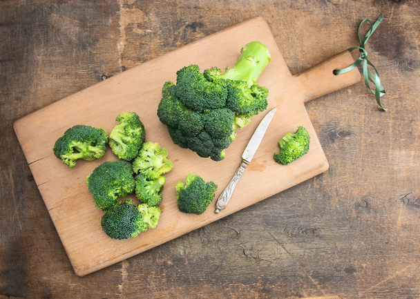 Broccoli cabbage on cutting board with vintage knife - Foto, Bild