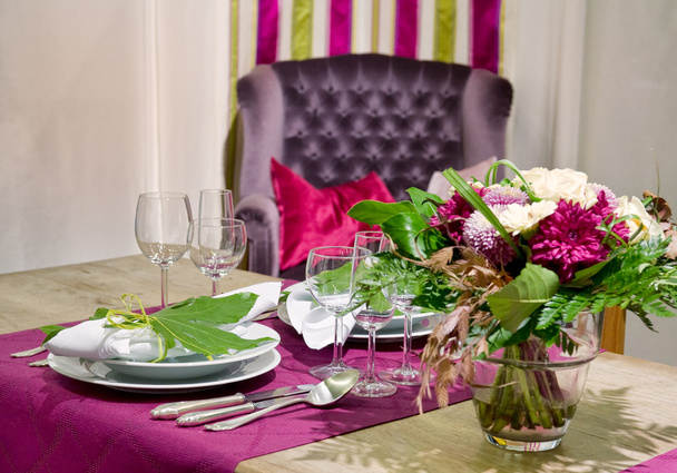Mesa de jantar luxuosamente coberta
 - Foto, Imagem