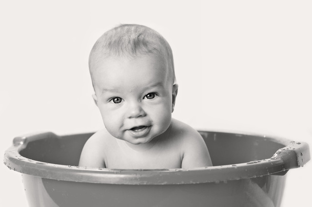 Милая малышка купается в раковине.
 - Фото, изображение