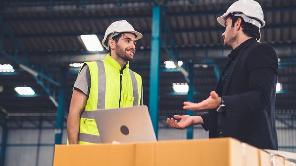 Fabrikada çalışan ve üretim planını tartışan iki fabrika işçisi. . - Fotoğraf, Görsel