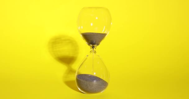 Hourglass με χύτευση άμμου στο φόντο χρώμα - Πλάνα, βίντεο