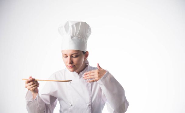 девушка повар пробует еду - Фото, изображение