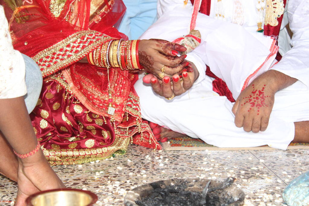 Hindu-Heiratssystem oder indische Hochzeitskeromanie. - Foto, Bild