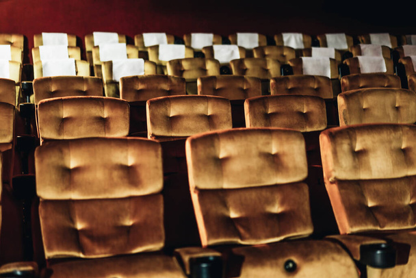 Une rangée de sièges jaunes au cinéma - Photo, image