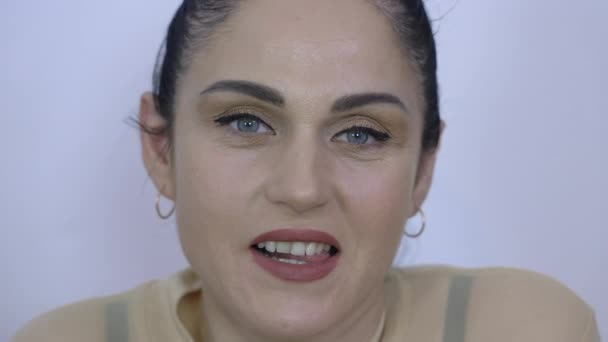 Atrakcyjna uśmiechnięta kobieta pokazująca język - Materiał filmowy, wideo