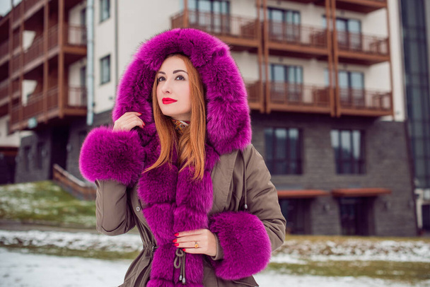 Красива жінка в модному барвистому парковій куртці в холодний час на відкритому повітрі, мода для леді, шуба, осінь зимовий сезон з гарним настроєм і розкішним одягом, яскравий макіяж
 - Фото, зображення