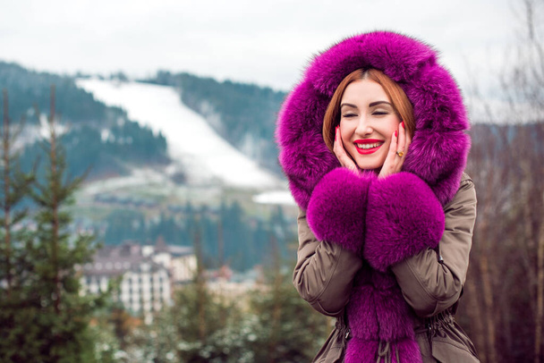 Piękna kobieta w modnej kolorowej kurtce w zimnym czasie na świeżym powietrzu, Moda dla pani, futro, jesień - sezon zimowy z dobrym nastroju i luksusowe ubrania, jasny makijaż - Zdjęcie, obraz