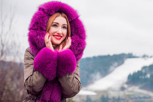 Krásná žena v módní barevné bundě parku v chladném čase venku, móda pro dámu, kožich, podzim - zimní sezóna s dobrou náladou a luxusní oblečení, světlý make-up - Fotografie, Obrázek