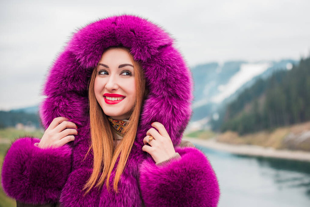 Belle femme dans une veste de parc colorée à la mode au temps froid en plein air, Mode pour dame, manteau de fourrure, automne saison d'hiver avec bonne humeur et vêtements de luxe, maquillage lumineux - Photo, image