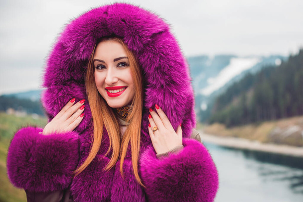 Bella donna in giacca parco colorato alla moda all'aperto tempo freddo, Moda per la signora, pelliccia, autunno stagione invernale con buon umore e vestiti di lusso, trucco luminoso - Foto, immagini