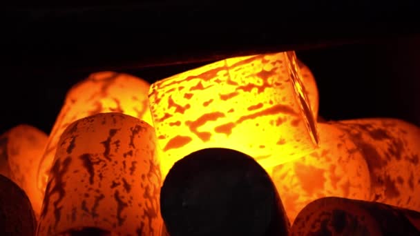 Palanquillas de metal caliente caen en una caja de hierro. - Metraje, vídeo
