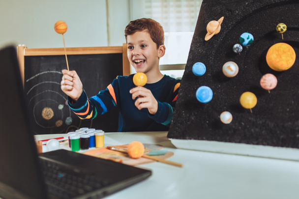 Kind präsentiert sein Wissenschaftsprojekt - die Planeten unseres Sonnensystems. Online-Fernunterricht. - Foto, Bild