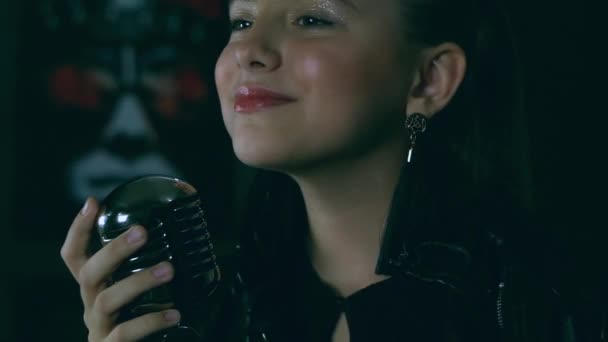 Genç kız mikrofon kayıt stüdyosunda şarkı söylüyor. Stüdyodaki bir şarkının duygusal performansı - Video, Çekim