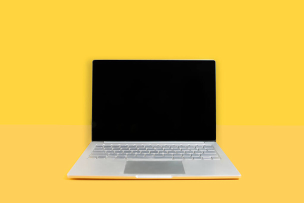 Uma tela de computador portátil mock up - Foto, Imagem