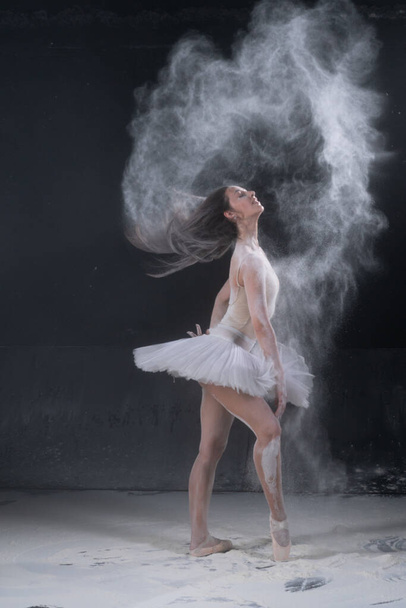 junge schöne Ballerina tanzt in weißem Mehl - Foto, Bild