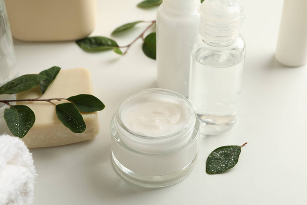 Productos cosméticos Spa en la mesa blanca, de cerca - Foto, Imagen