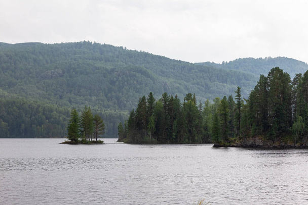 Les îles forestières du lac Tagasuk. Sibérie, Russie - Photo, image
