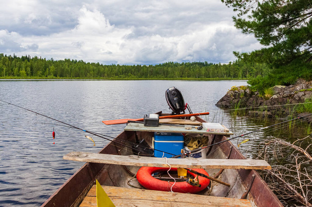 Bateau de pêche au bord du lac. Lac Tagasuk. Territoire de Krasnoïarsk, Russie - Photo, image