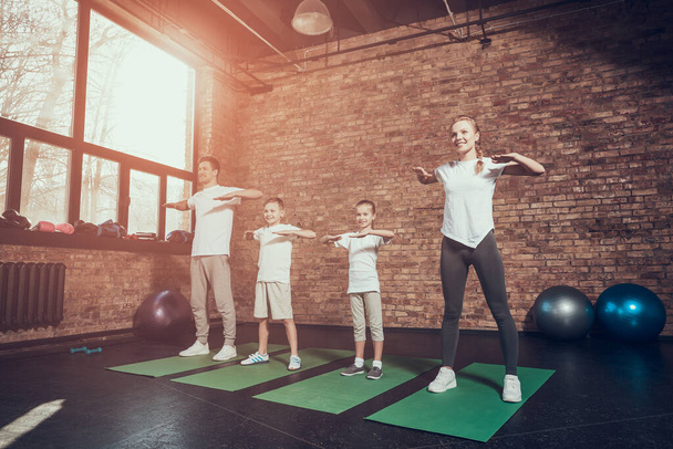 A young family came to the gym to train muscles.  - Фото, изображение