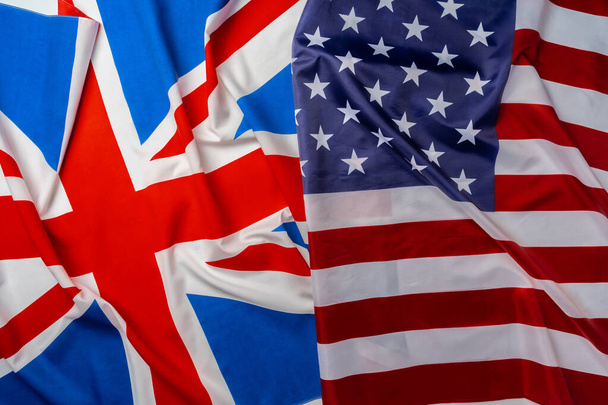 イギリスとアメリカの国旗が折り重なり - 写真・画像