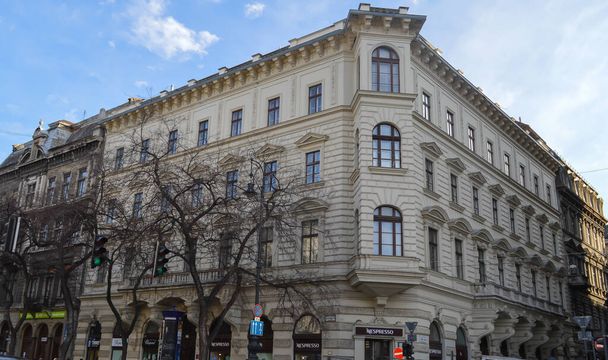 BUDAPEST, HUNGARY - 29 Aralık 2017: Budapeşte 'deki Macar Devlet Opera Evi' nin karşısındaki bina. - Fotoğraf, Görsel
