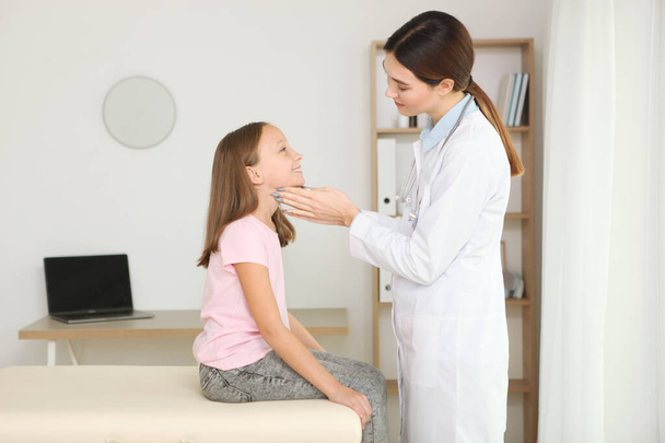 Jovencita pediatra pediatra hace un chequeo a una niña - Foto, imagen