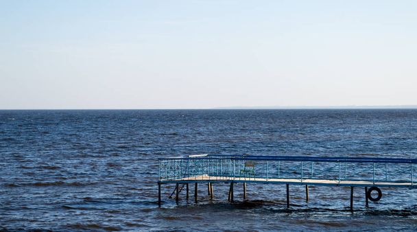 Wasseroberfläche mit Anlegestelle am Kiewer Meer, Herbst - Foto, Bild