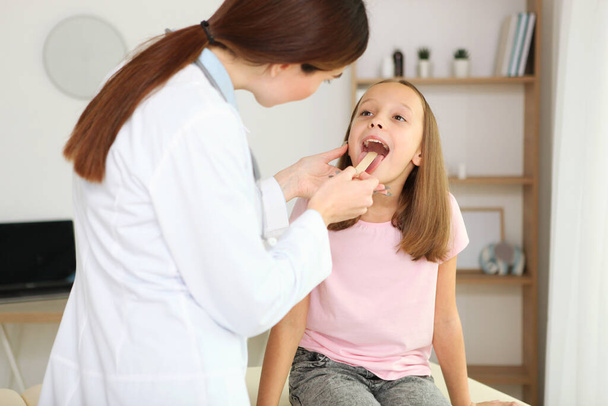Jeune fille médecin pédiatre fait un check-up à une petite fille - Photo, image