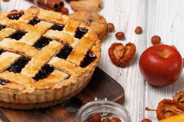 Berry tart pie on white wooden table - Фото, зображення