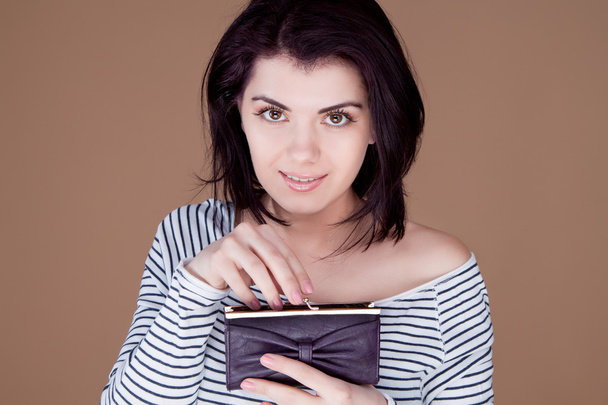dziewczyna trzyma przed Otwórz portfel uśmiechający się - Zdjęcie, obraz