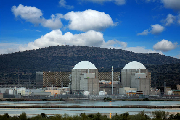 Jaderná elektrárna pod úžasnou modrou oblohou s nadýchanými mraky - Fotografie, Obrázek