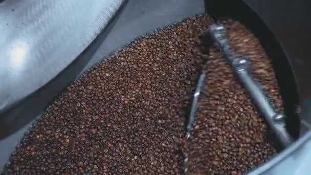Makinede kavrulmuş kahve çekirdeklerinin üst görüntüsü - Video, Çekim