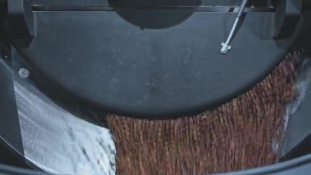 φρυγμένοι κόκκοι καφέ που υπάγονται στη μηχανή - Πλάνα, βίντεο