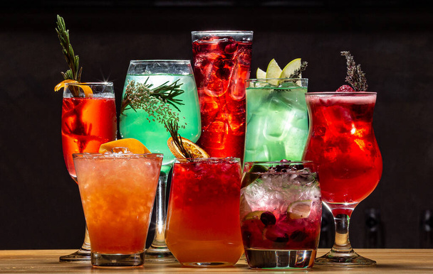läpinäkyvä lasi alkoholipitoisten cocktailien ja jääpalojen kanssa - Valokuva, kuva