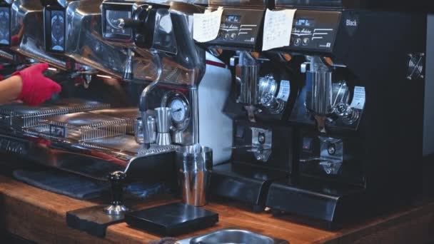 vista ritagliata del barista utilizzando la macchina del caffè - Filmati, video