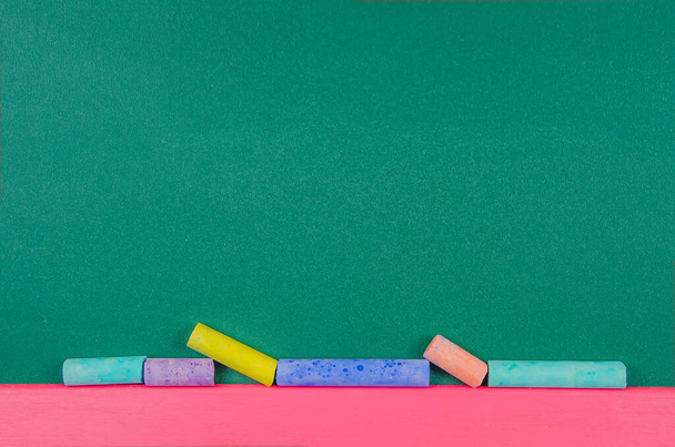 Tablero verde limpio con crayones de colores, espacio de copia. Formación, formación escolar - Foto, imagen