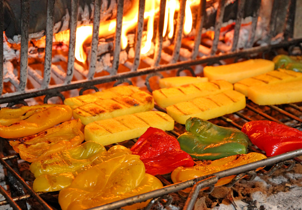 grillezett érett ízletes sárga és piros paprika - Fotó, kép