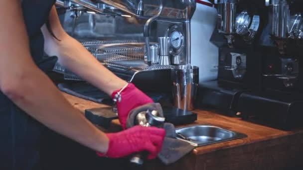 vista ritagliata della macchina da caffè barista pulizia - Filmati, video