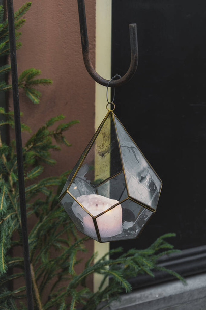 Lanterne décorative devant une porte d'une maison à Deventer aux Pays-Bas pendant Noël - Photo, image