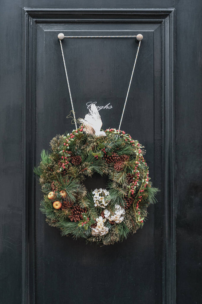 Різдвяний вінок, прикріплений до зелених дверей десь у Нідерландах. - Фото, зображення