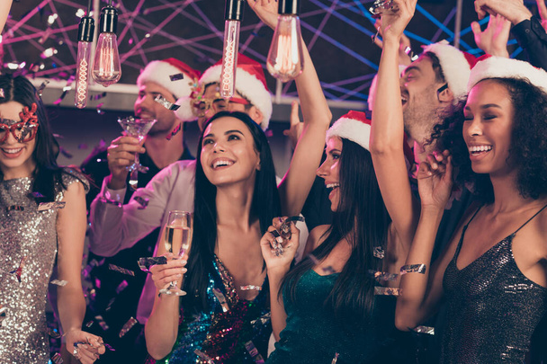 Foto von Menschen Party-Girl halten Glas Champagner freuen tragen trendiges Outfit Santa Claus Cap modernen Club drinnen - Foto, Bild