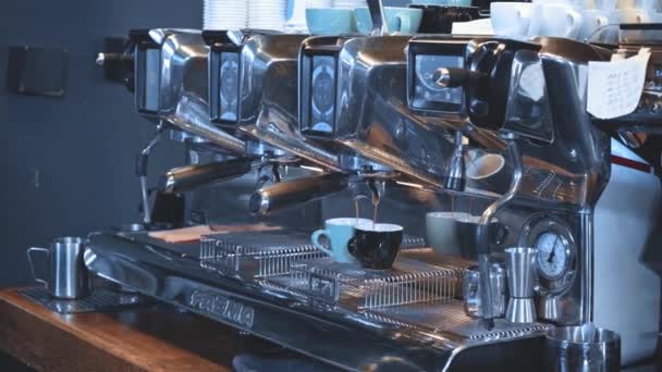 kávovar připravuje kávu v šálcích - Záběry, video