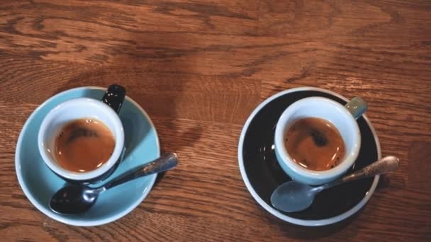 Draufsicht auf servierten Kaffee in Tassen auf Holztisch - Filmmaterial, Video