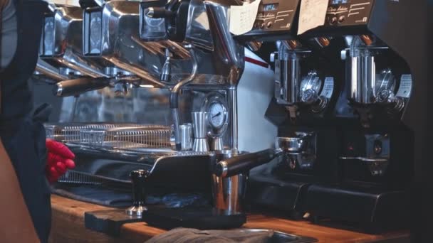 przycięty widok barista za pomocą ekspres do kawy - Materiał filmowy, wideo
