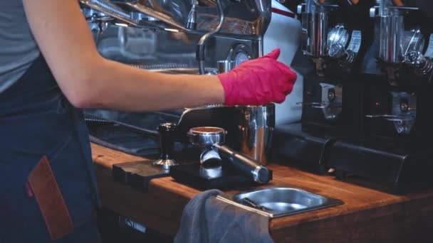 vue recadrée du barista préparant le café sur la machine à café - Séquence, vidéo