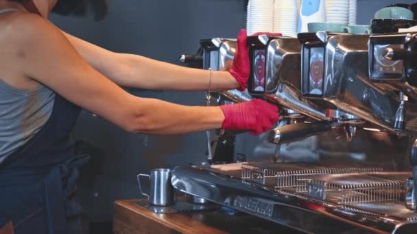 vue recadrée du barista préparant le café sur la machine à café - Séquence, vidéo