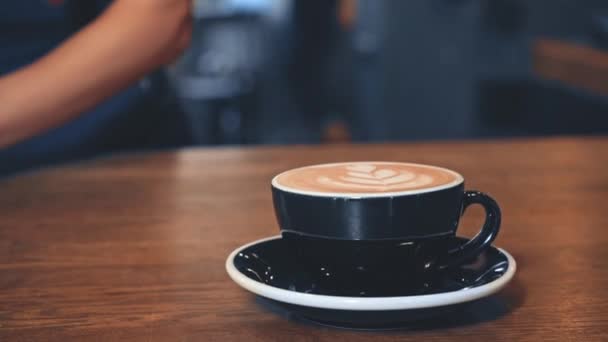 vue recadrée du barista servant du cappuccino sur le comptoir - Séquence, vidéo